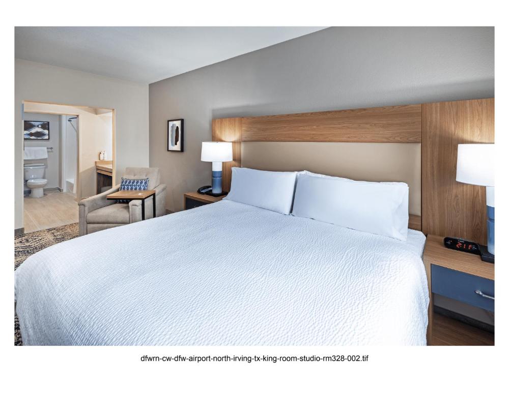 One Bedroom Suite Mobility with Accessible Tub interior